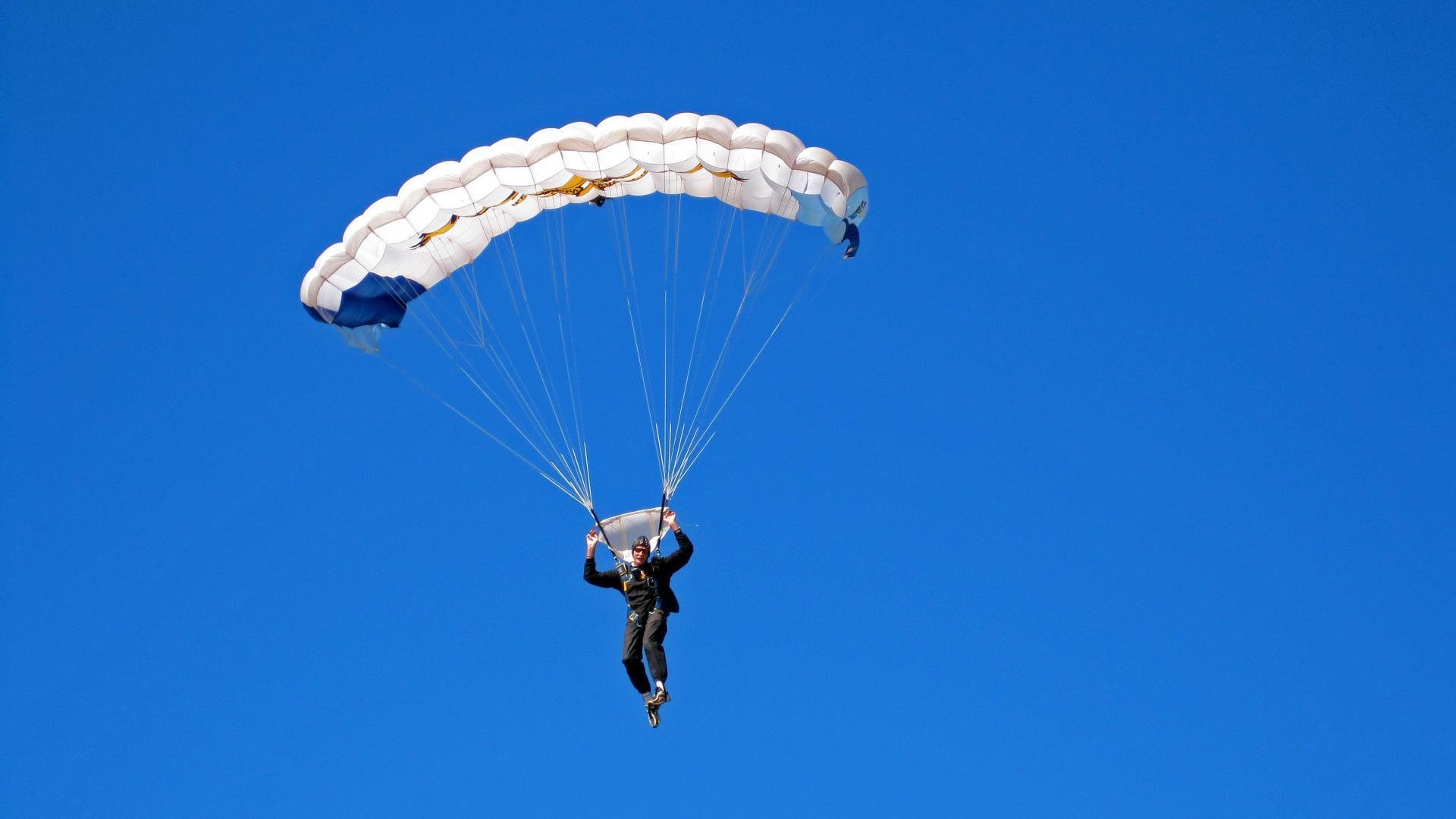 “飞盘竞技:三叉湖田径场为选手提供极速与精准的竞技舞台”